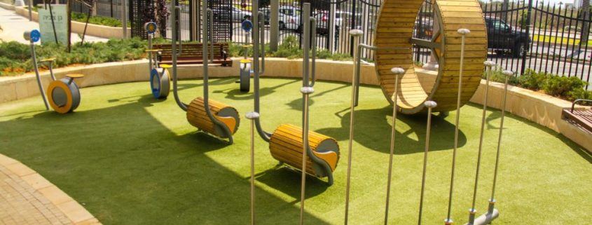 מתקני משחק לילדים בפארקים ציבוריים