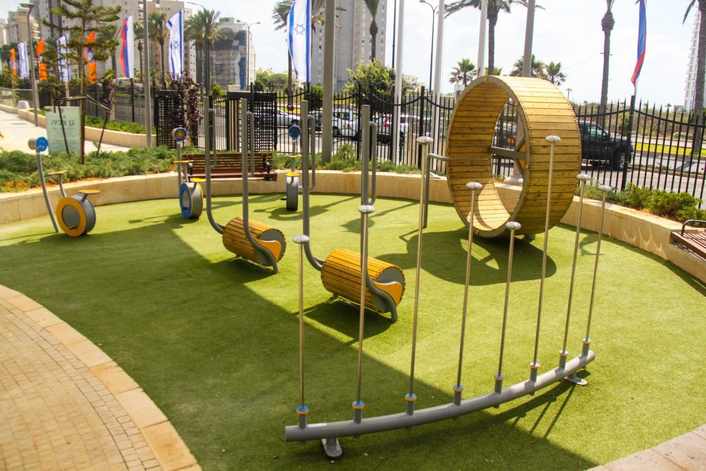 מתקני משחק לילדים בפארקים ציבוריים